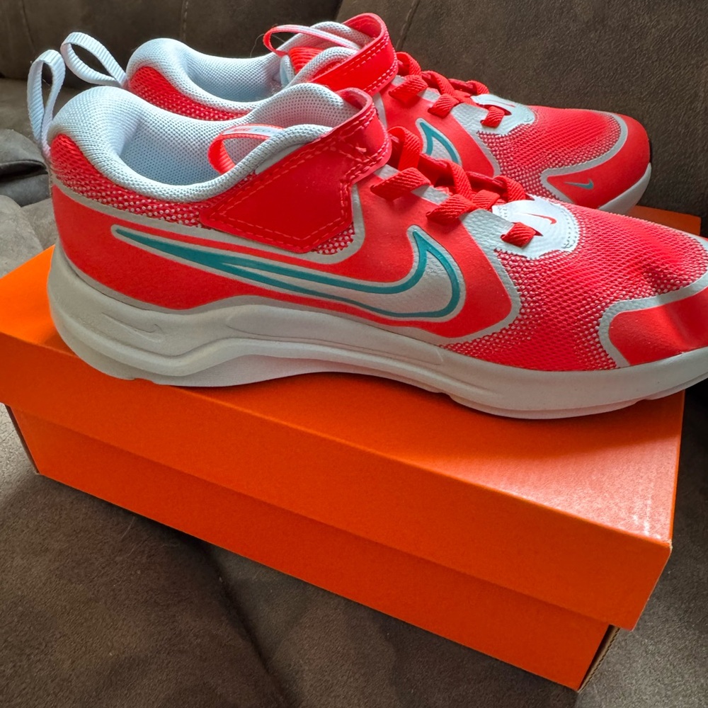 Nike Kids cosmic runners size 3 bright crimson and dusty cactus Sneakers